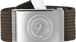The iconic belt buckle from Fjallraven. Easily shortened with the 1960 logo on the metal buckle. Made from Recycled Polyester without PFAS