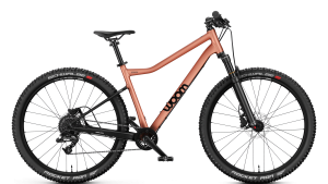 The new 26” woom OFF AIR 6 delivers off-road performance in a lightweight package. Child-specific ergonomics bring comfort and added safety to each adventure.