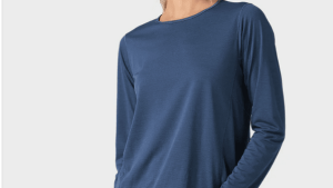 From first light runs to sun-beaten trails, this ultralight tee keeps up without asking for attention—so you can focus on how good you feel.