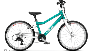 Woom Go! 4 metallic turquoise is the lightest 20" bike on the market today! The time has come for your child to learn how to shift gears on the Woom Go! 4 metallic turquoise! With easy twist-shifting and a child-friendly gear indicator, the GO 4 is the perfect bike to learn on. From now on, you and your child will be able to set off on longer-than-ever expeditions with uphill or downhill stretches. A whole world full of new and exciting adventures awaits!