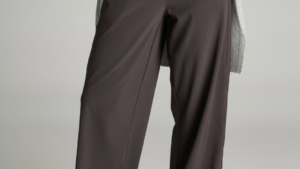 The VANTAGE™ Wide-Leg Pant is designed for women who are on the move. Crafted from an ultra-light, 4-way stretch fabric, it offers breathable comfort and a relaxed, modern silhouette. A pull-on waistband and thoughtful pocketing support travel, daily wear, and time outdoors—wherever the day leads.
